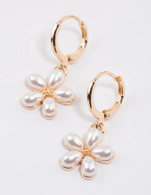 Women’s gold chandelier earrings-Gold Pearl Flower Huggie Earrings