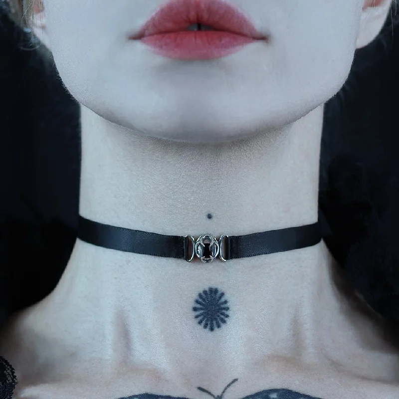 Women’s heart-shaped pendant necklaces-ELIZABETH. Black Spinel Tudor Satin Choker - Silver