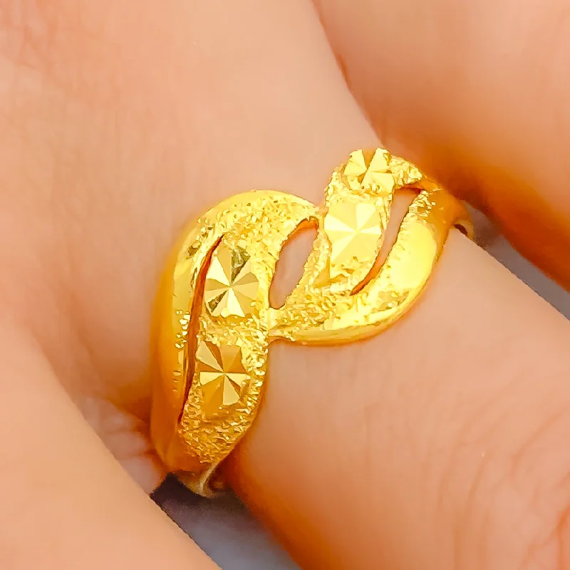 Women’s custom diamond rings-Chic Radiant 22k Gold Ring